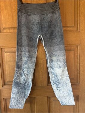 lululemon Navy, Blue, & White Fine-Striped With Pattern Leggings
